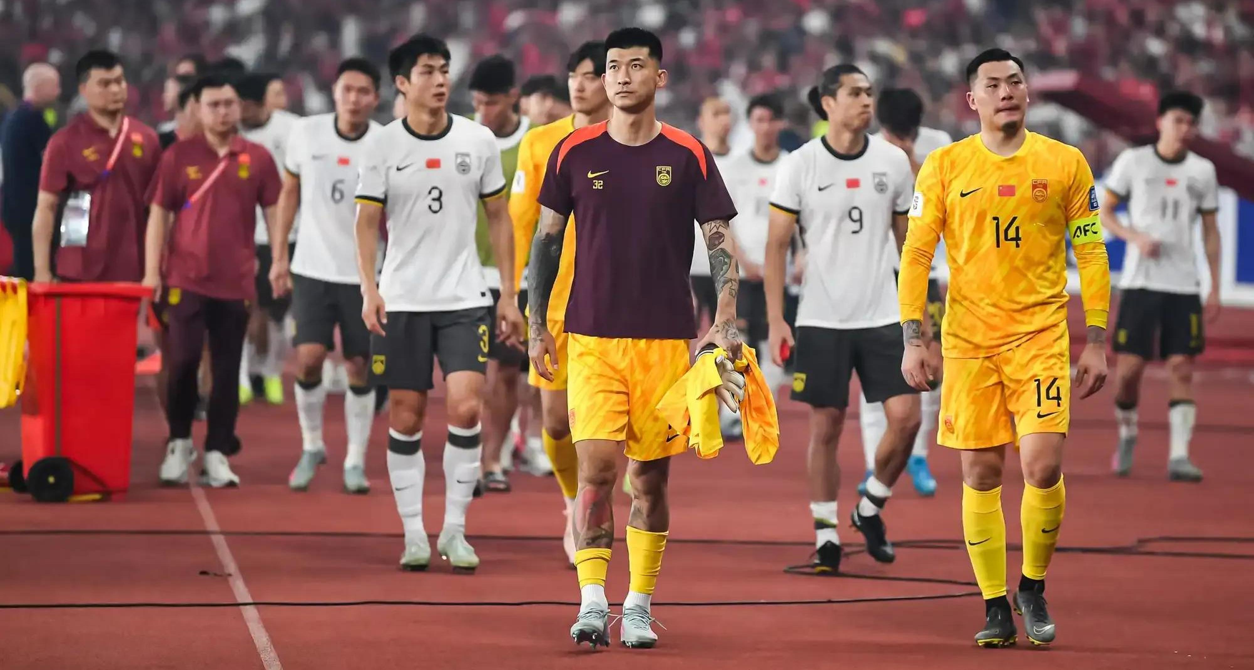 关于国内足球大赛场上名将纷纷登场，球迷热情高涨的信息