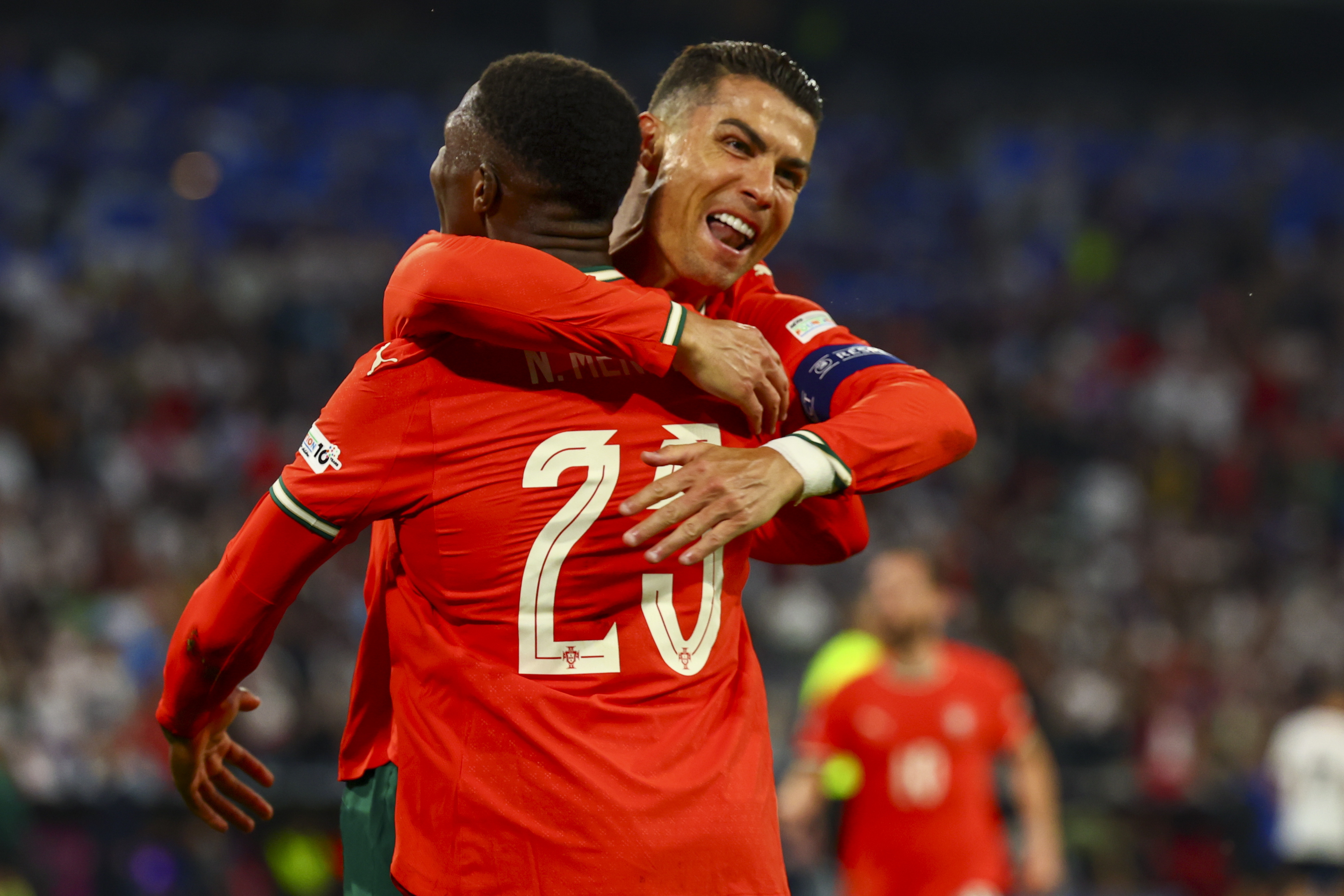 欧洲国家足球队锲而不舍，向前冲锋